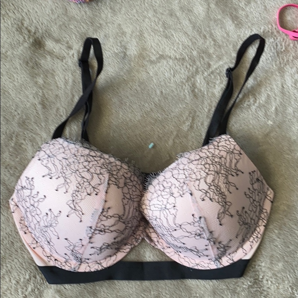 Very sexy 32D Victoria secret bra